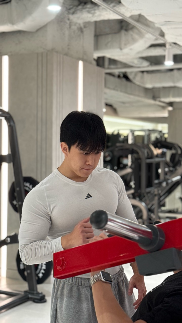 바운드짐 트레이너가 회원의 기구 운동 자세를 지도하는 1:1 PT 수업
